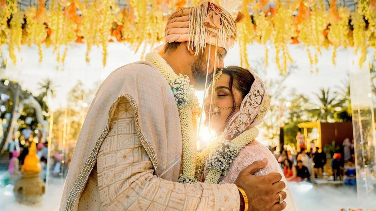 Best 100+ Wedding Poses for Bride & Groom